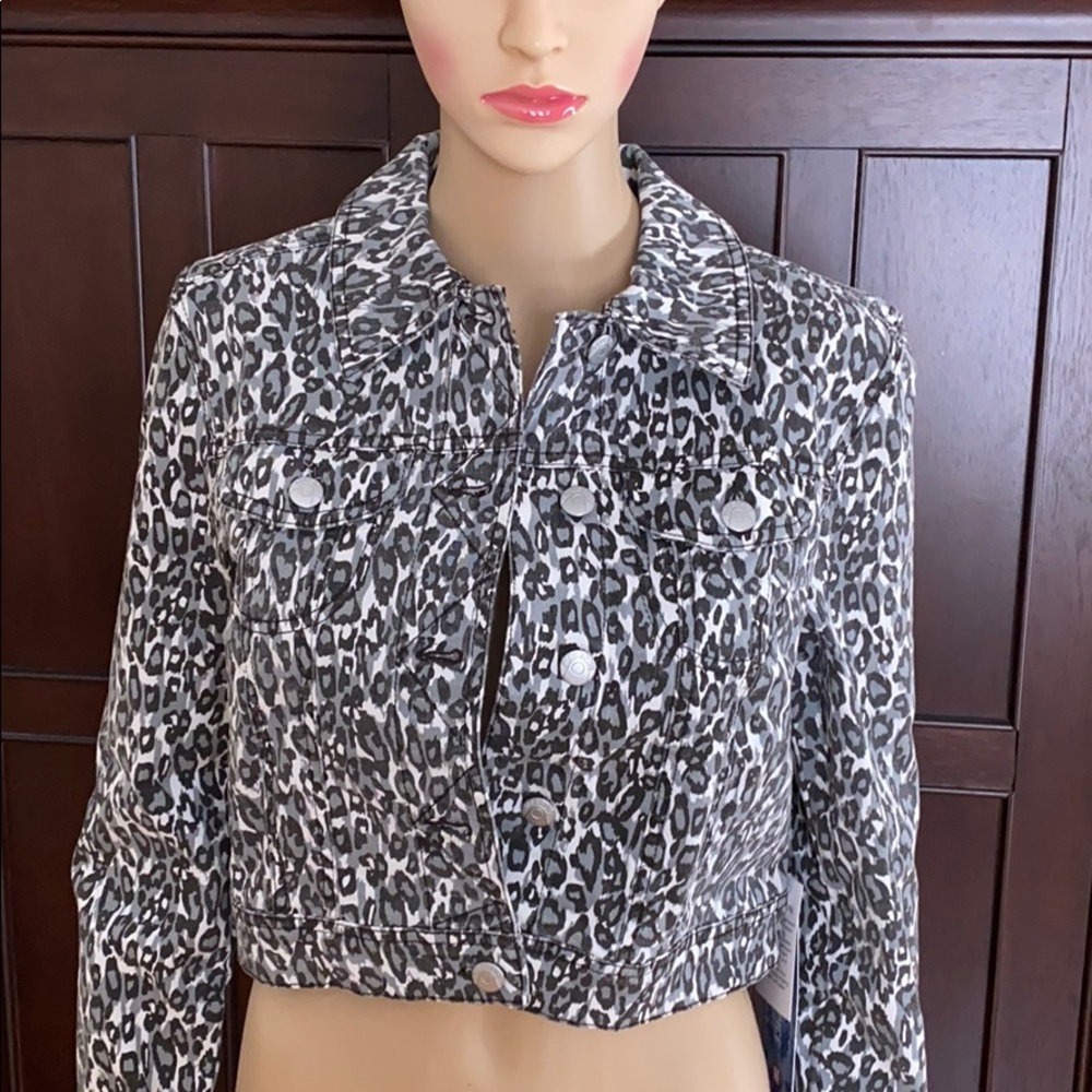 Blue Spice Sz M NWT button front cropped jacket